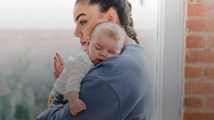 Une mère tenant son bébé